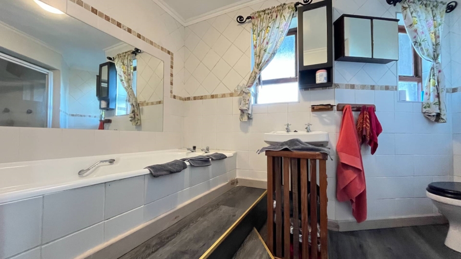 6 Bedroom Property for Sale in Herolds Bay Western Cape
